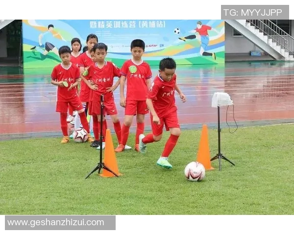 中国球星亲自陪伴孩子走进绿茵场接受专业足球课程训练