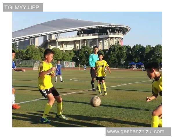 足球巨星与小学生激烈对抗 谁能笑到最后？