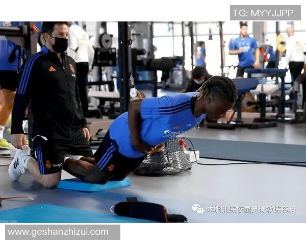 足球球星日常训练揭秘:从技术到体能全方位提升的训练方式与秘诀 足球球星日常训练揭秘:从技术到体能全方位提升的训练方式与秘诀